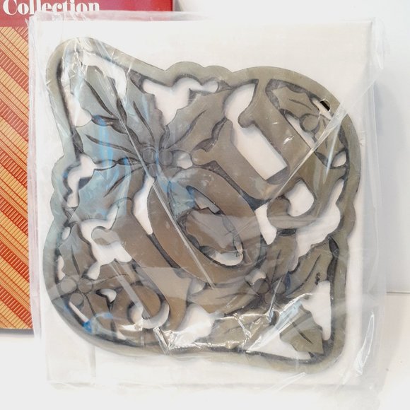 Vintage Avon Brass, Footed Trivet & Wall Hanging "JOY" with Christmas Holly - Picture 3 of 9